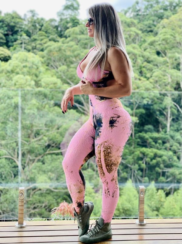 Macacão Nocaute Empina Bumbum Jacquard Tie Dye Verde Militar com Rosa