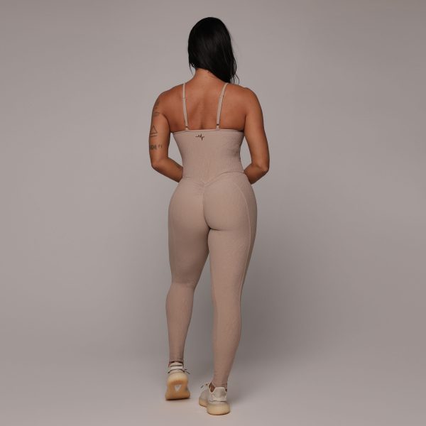 MACACÃO QUEENS EMPINA BUMBUM JACQUARD DUNAS NUDE - Imagem 4